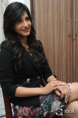 Shruti Haasan at Ramayya Vastavayya Press Meet